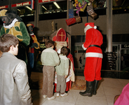 800665 Afbeelding van Sinterklaas en de kerstman in de Clarentuin van het Winkelcentrum Hoog Catharijne te Utrecht.